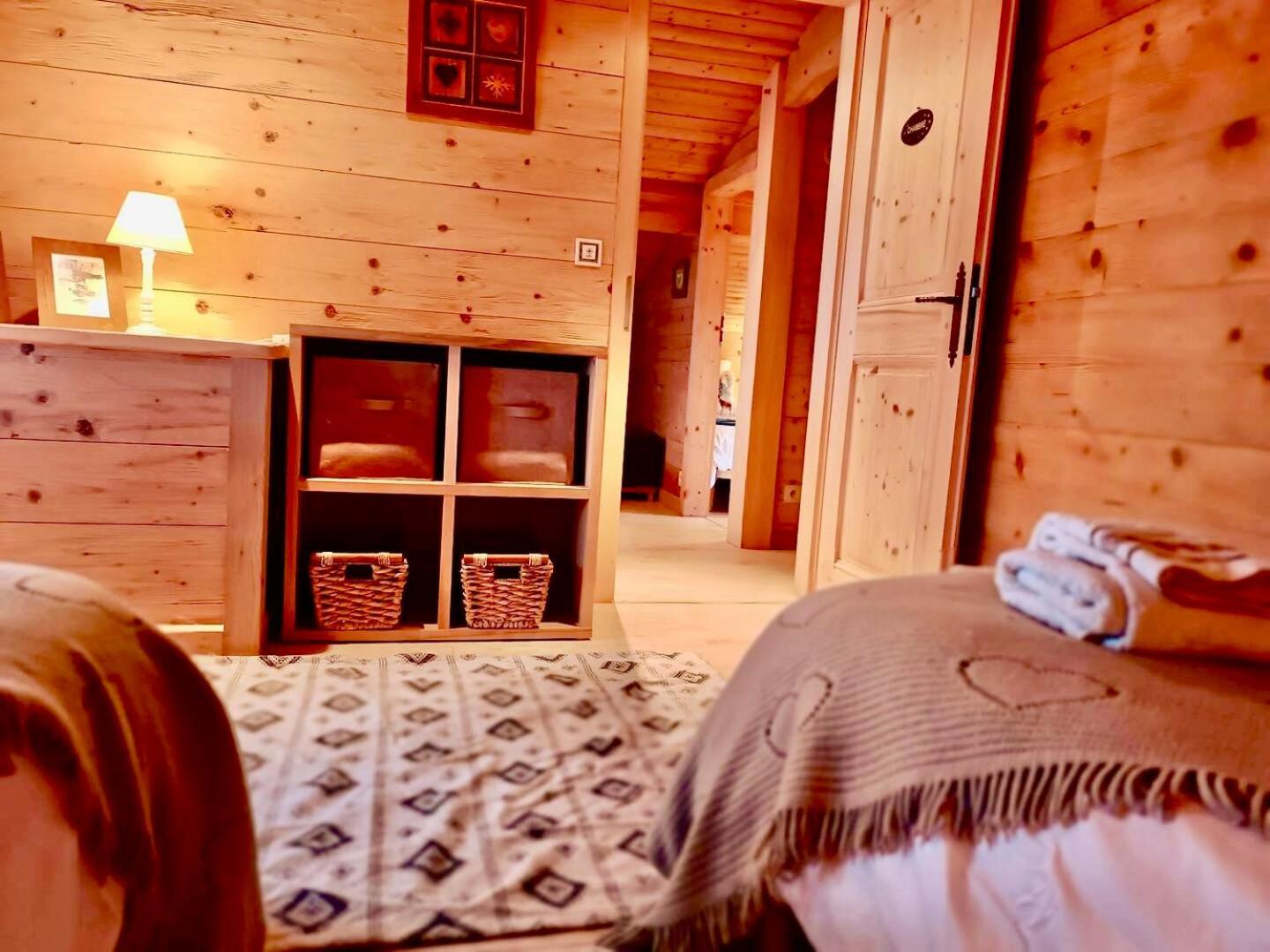 Charming Family Chalet For 8 People, With Private Hot Tub Les Clefs Bagian luar foto