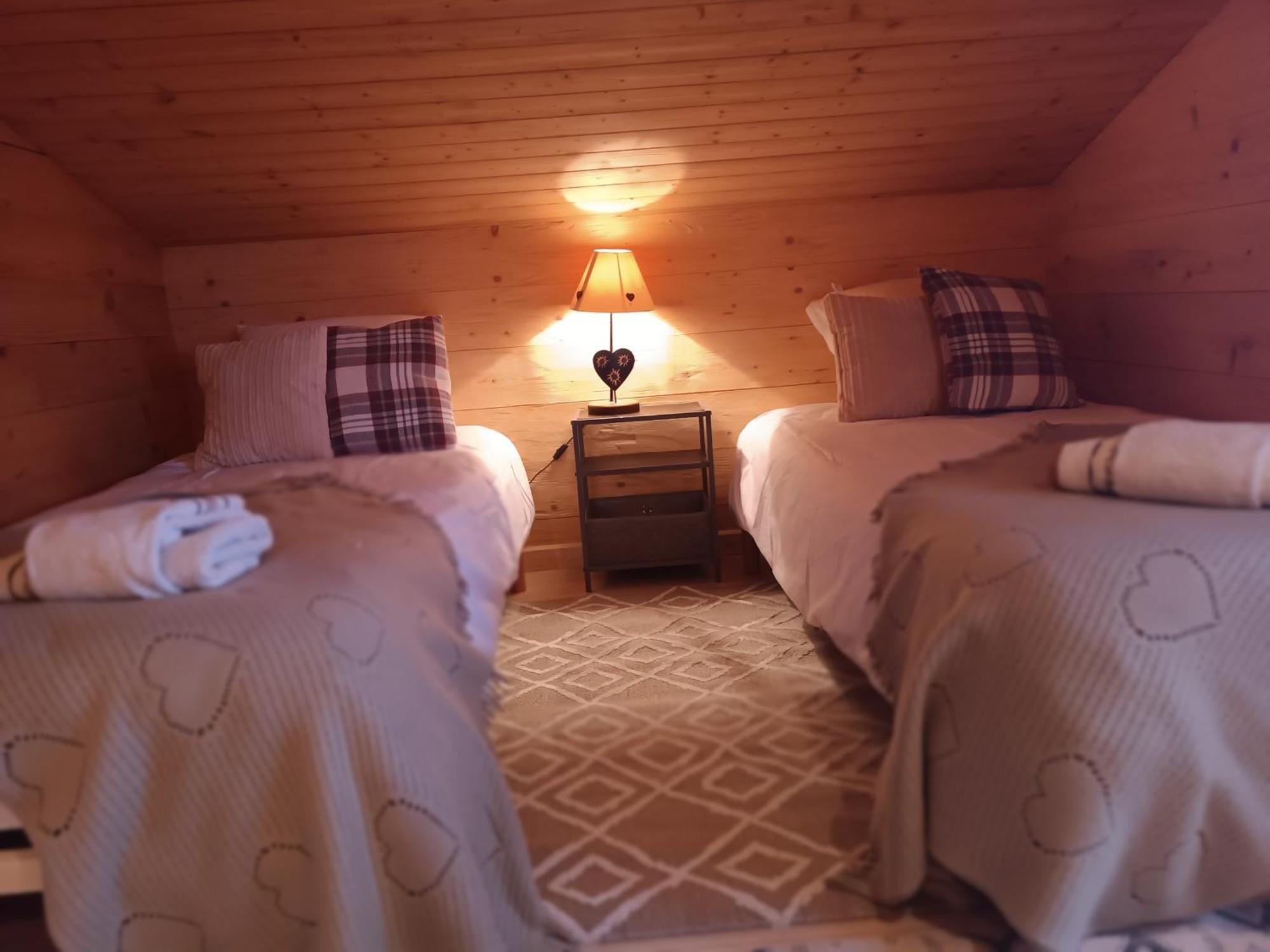 Charming Family Chalet For 8 People, With Private Hot Tub Les Clefs Bagian luar foto