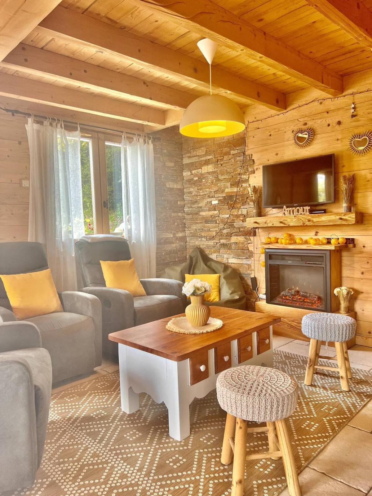 Charming Family Chalet For 8 People, With Private Hot Tub Les Clefs Bagian luar foto