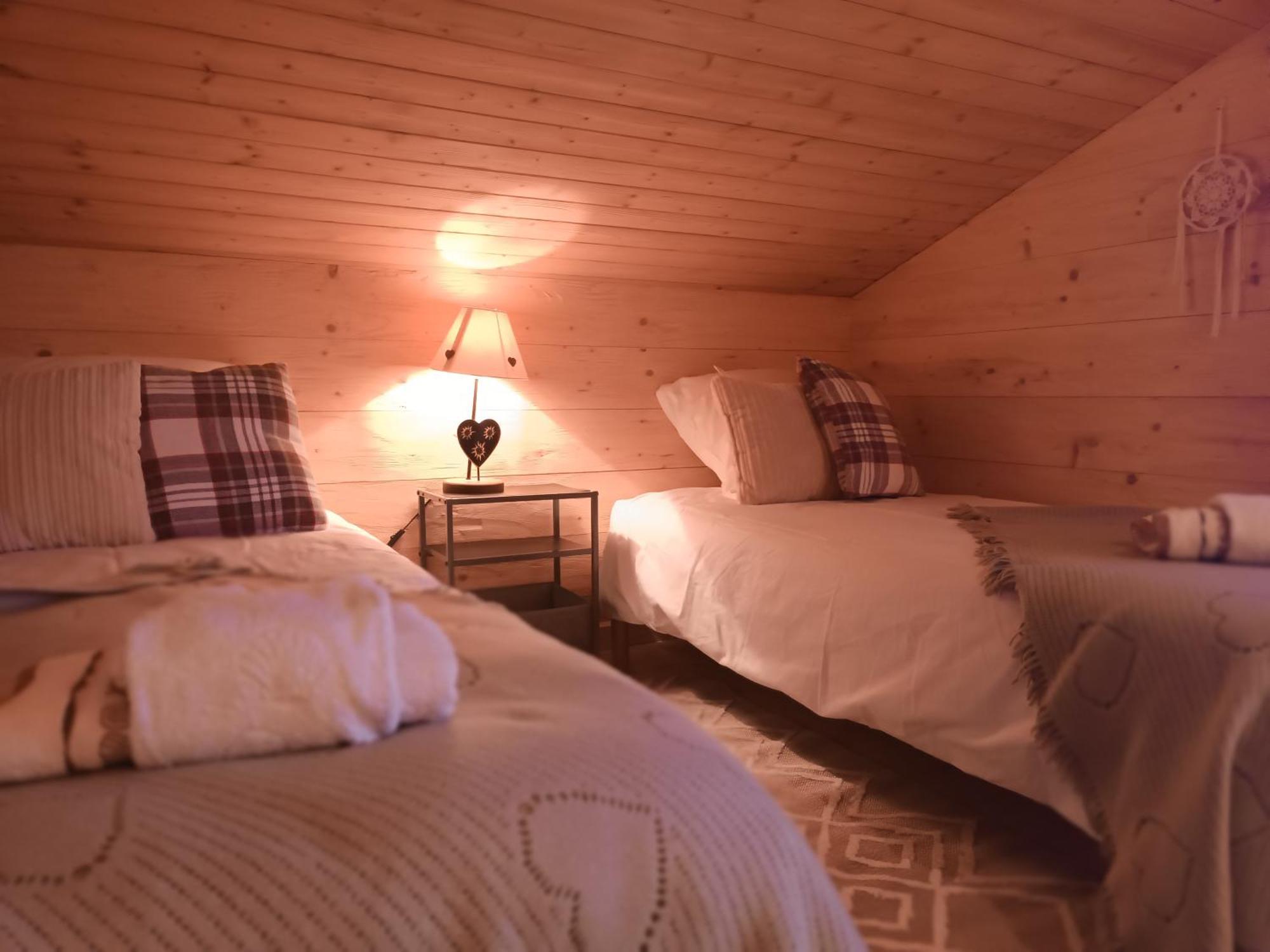 Charming Family Chalet For 8 People, With Private Hot Tub Les Clefs Bagian luar foto