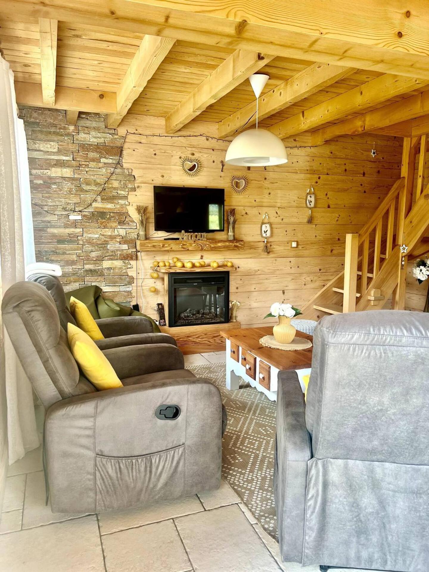 Charming Family Chalet For 8 People, With Private Hot Tub Les Clefs Bagian luar foto