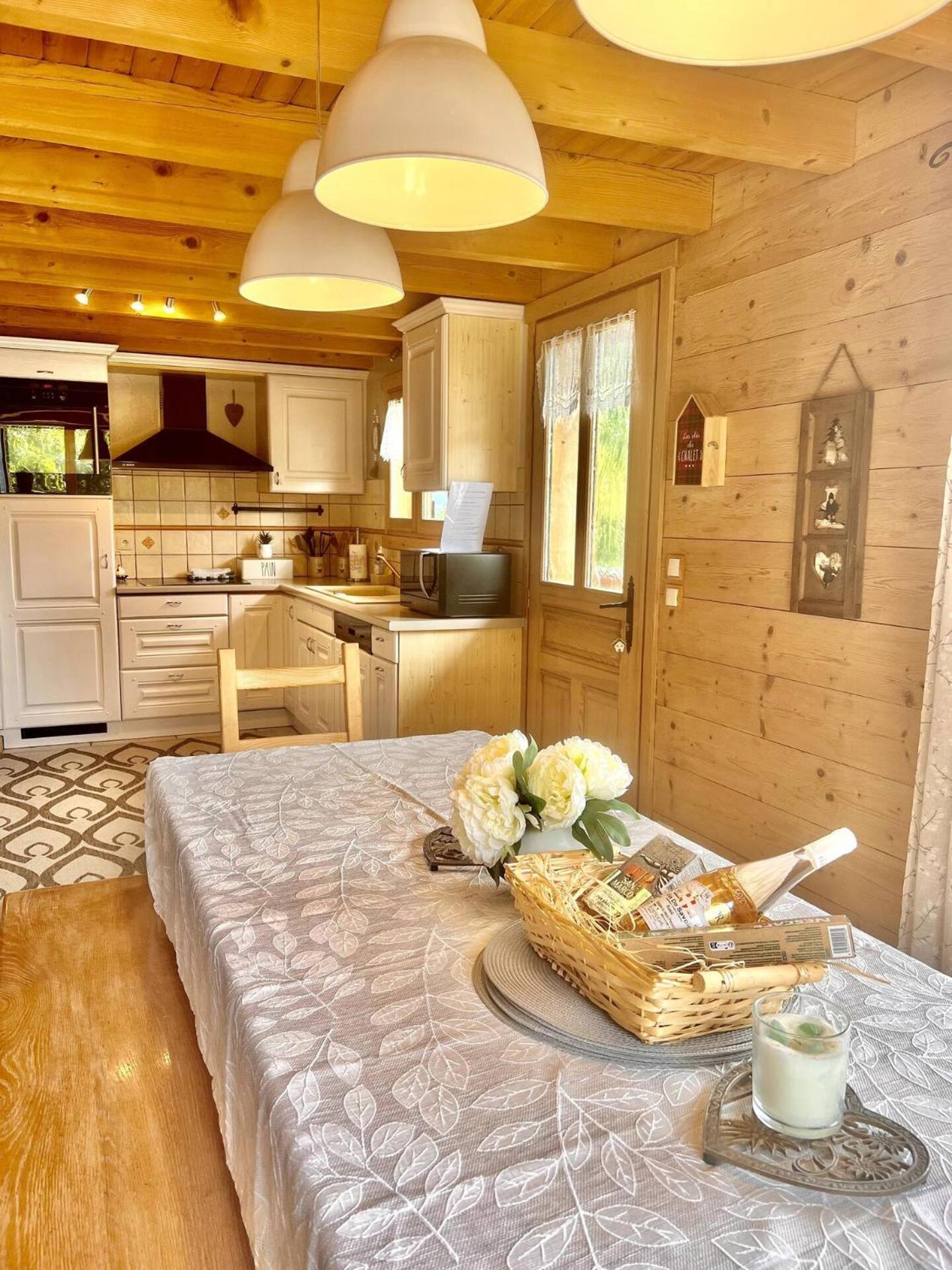 Charming Family Chalet For 8 People, With Private Hot Tub Les Clefs Bagian luar foto