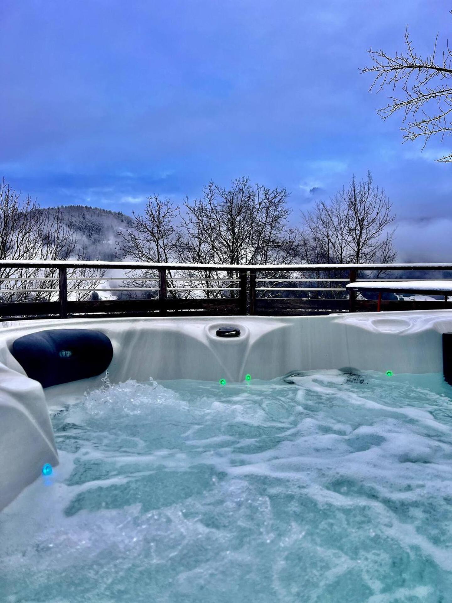 Charming Family Chalet For 8 People, With Private Hot Tub Les Clefs Bagian luar foto