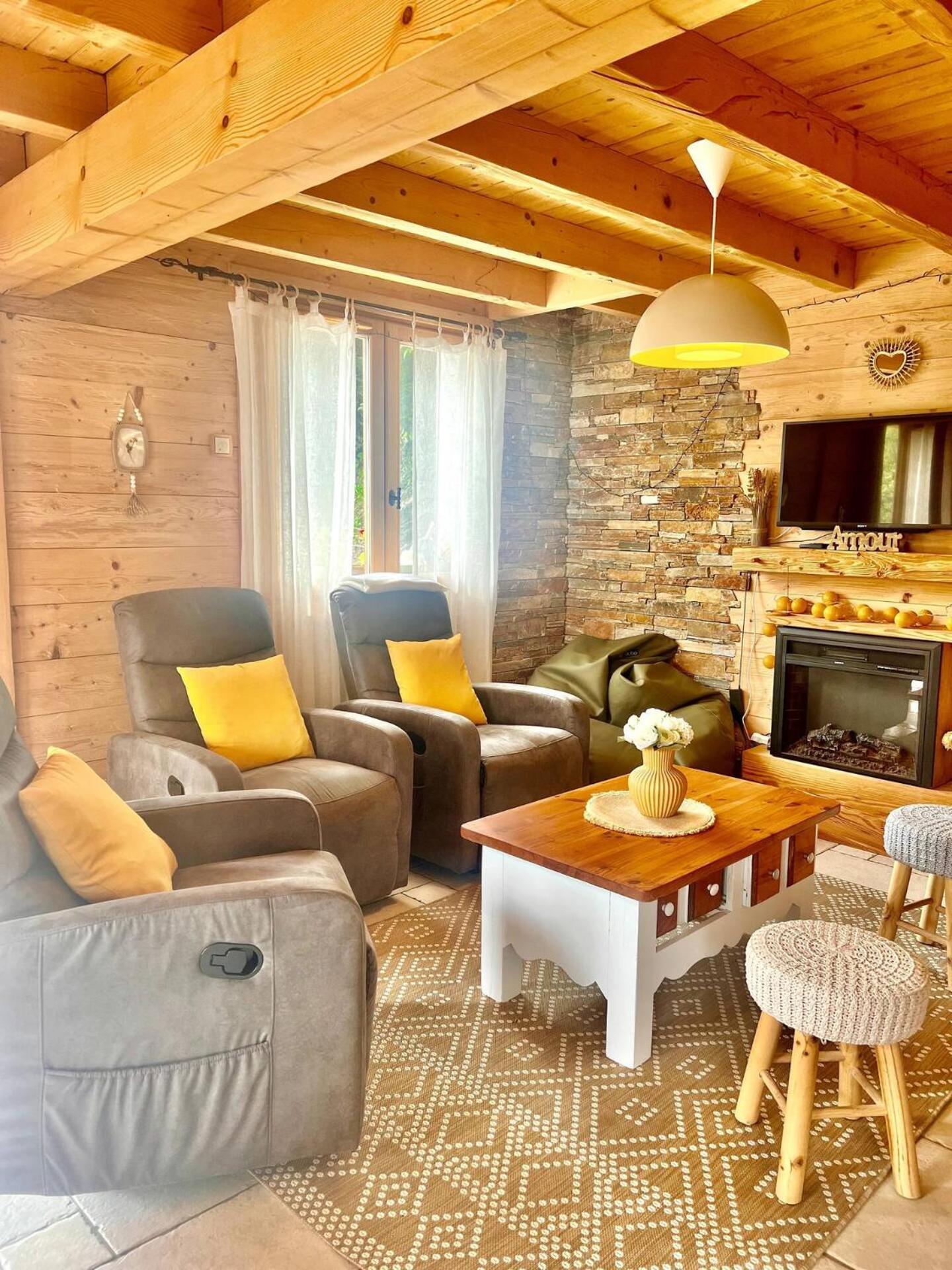 Charming Family Chalet For 8 People, With Private Hot Tub Les Clefs Bagian luar foto