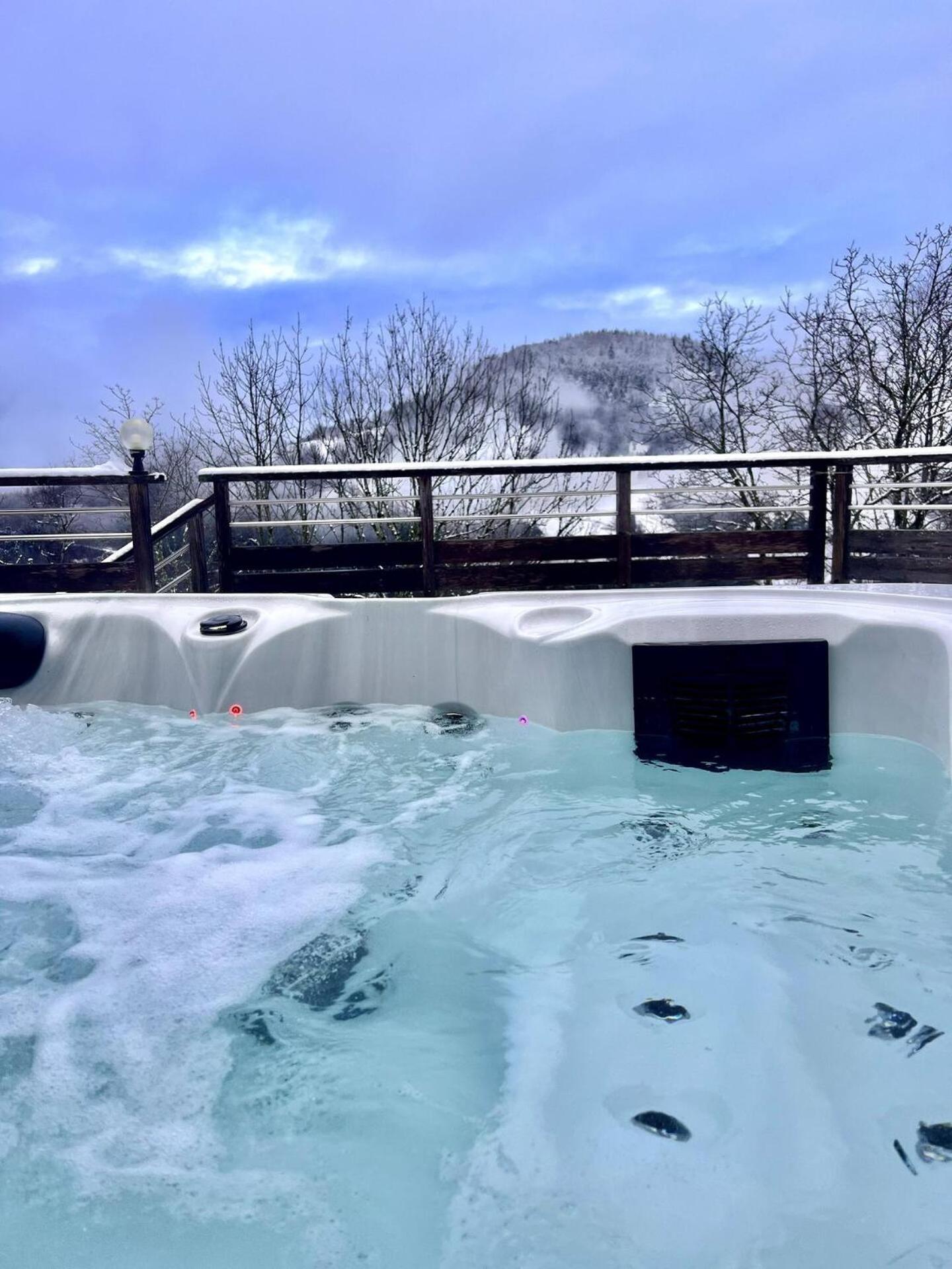 Charming Family Chalet For 8 People, With Private Hot Tub Les Clefs Bagian luar foto